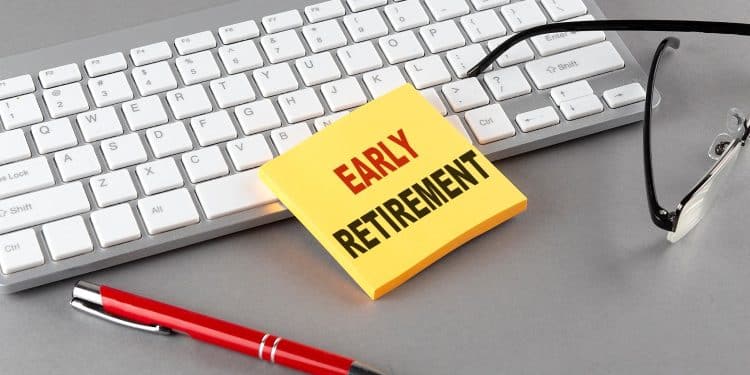 Sticky note with “Early Retirement” text on a keyboard, representing planning for how to retire early.